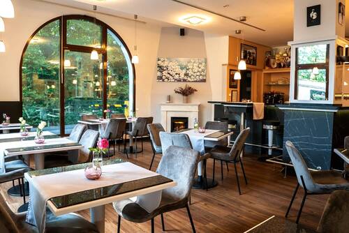 Der moderne und gemütliche Innenraum der Bistro Bar im Kastanienhof Erding.