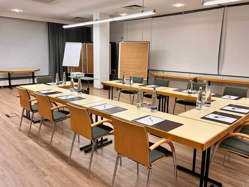 Ein Tagungsraum im Kastanienhof Erding mit Bestuhlung in U-Form.